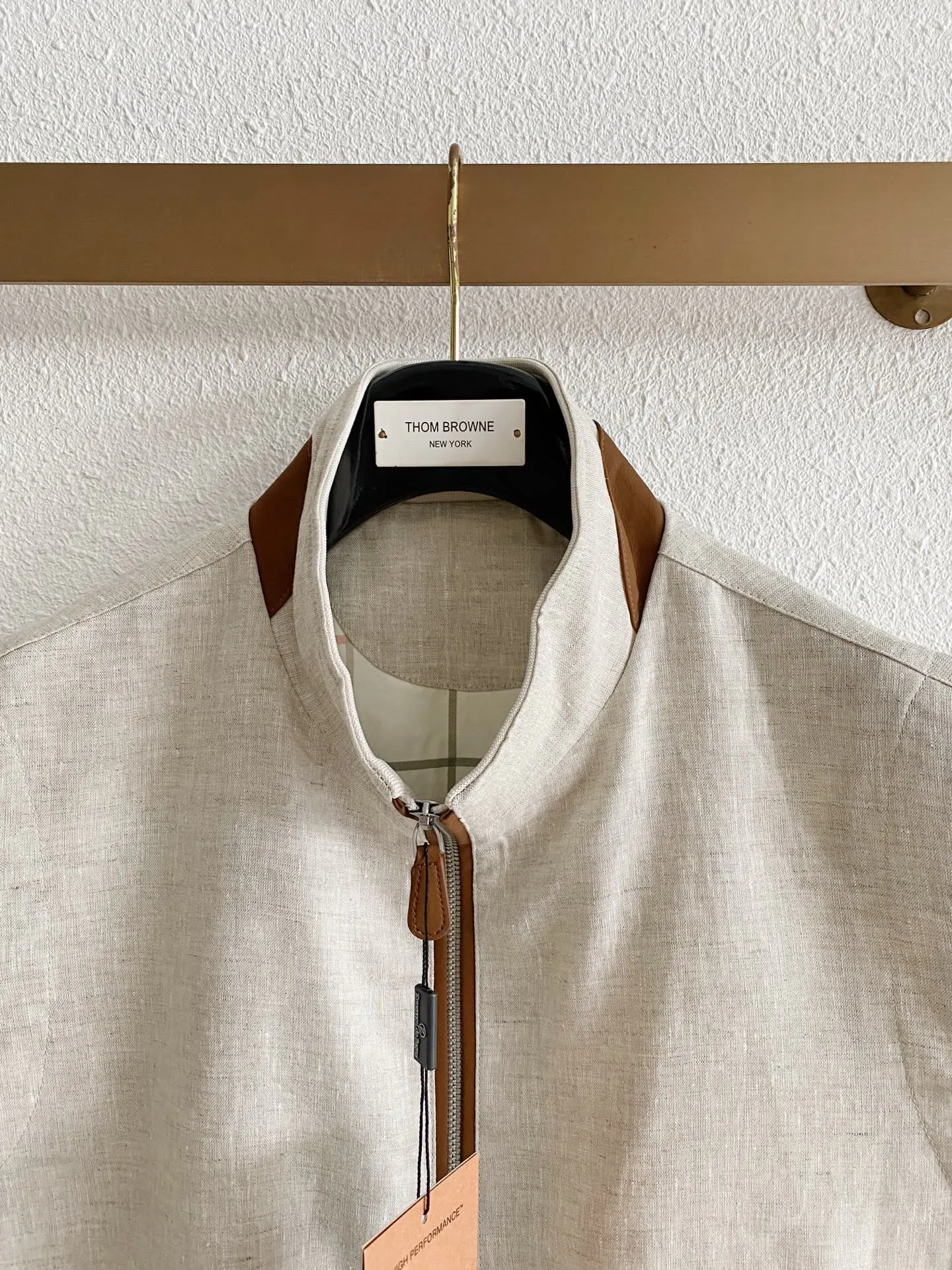 LP men's casual linen stand-collar vest, made of natural Breathable linen fabric, contrasting leather details on the collar, loose fit. The original colors are simple and elegant, and can be layered in spring and autumn to show the texture during daily commuting. Sizes:M-3XL